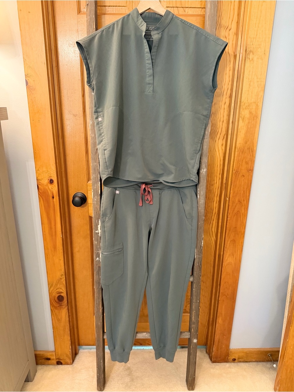 FIGS Women’s Rafaela XS Top & Zamora Petite Medium Joggers Set- Bonsai